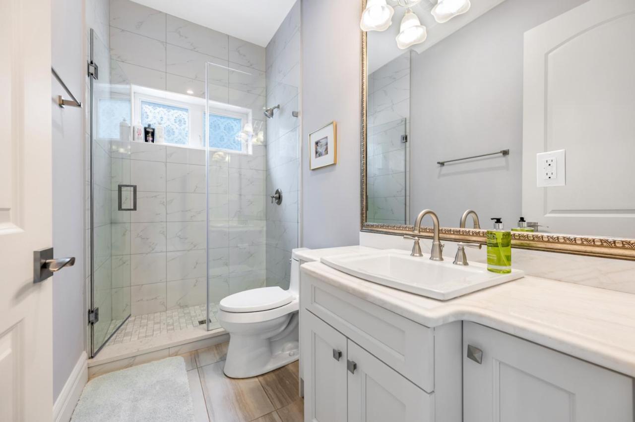 Vancouver Haven: Luxurious Private Bedroom Near Attractions Exterior foto