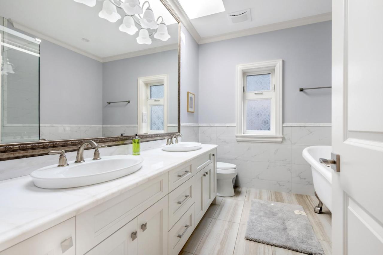 Vancouver Haven: Luxurious Private Bedroom Near Attractions Exterior foto
